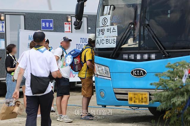 제25회 세계스카우트잼버리 참가자들이 냉방버스에 오르고 있다 사진박명섭 기자