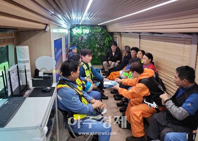 안전 버스에서 제공한 시원한 물과 식염 포도당을 섭취하며 휴식을 취하고 있는 직원들의 모습 사진포항제철소
