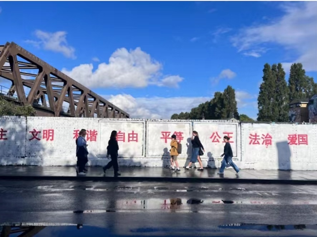 영국 런던 예술의 거리로 불리는 브릭 레인 벽에 새겨진 중국 사회주의 핵심 가치관 사진웨이보