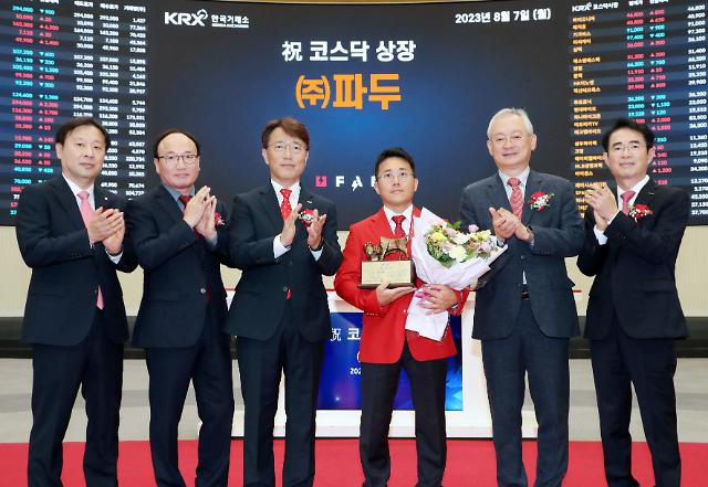 7일 서울 여의도 한국거래소에서 열린 파두의 코스닥시장 상장기념식에서 관계자들이 기념 촬영하고 있다 사진연합뉴스