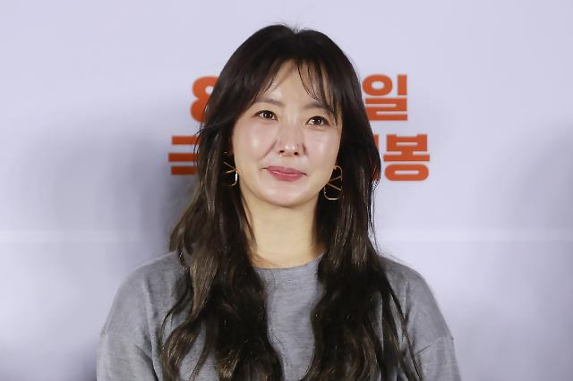 배우 김희선이 20여년 만에 달짝지근해로 스크린 복귀했다 사진연합뉴스