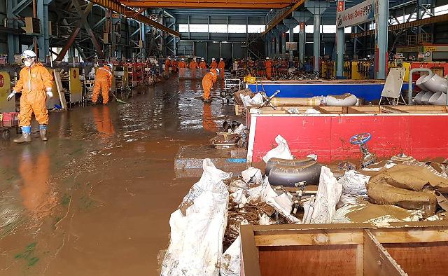 2022년 9월 7일 포항제철소 및 협력사 임직원들이 제11호 태풍 힌남노 피해로 흙탕물에 뒤덮인 자재창고를 청소하고 있다사진포스코