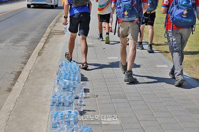 지난 5일 제25회 세계스카우트잼버리 현장에서 참가자들이 걸어가고 있다 사진박명섭 기자