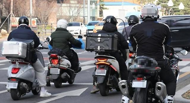 지난해 3월 15일 서울 시내에 오토바이들이 서 있다 사진연합뉴스
