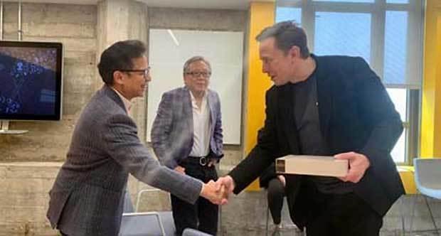 일론 머스크 CEO오른쪽과 악수하고 있는 부디 장관 사진인도네시아 보건부 제공