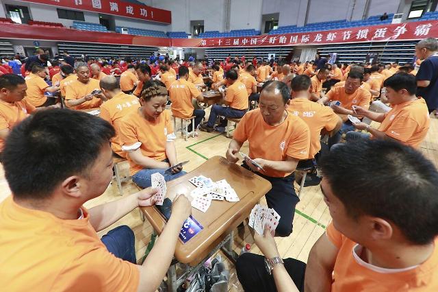 6월 18일 장쑤성 화이안시 경기장에서 열린 관단 대회 결승전에서 선수들이 경기를 펼치고 있다 사진AP