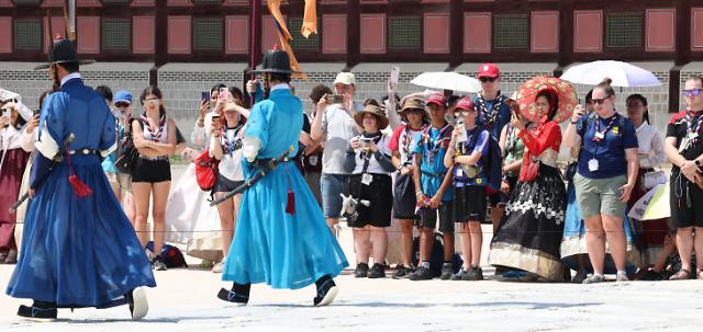 Các hướng đạo sinh từ Anh đã đến thăm Cung điện Gyeongbokgung ở Jongno-gu Seoul để xem nghi lễ đổi gác vào chiều ngày 782023 ẢnhYonhap News