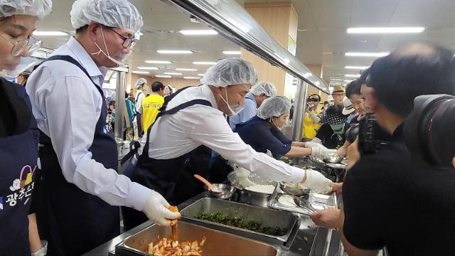 광주시의회 의원들이 배식봉사를 하고 있다사진빛고을노인건강타운