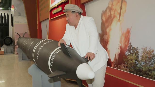 600mm 초대형 방사포 만져보는 북한 김정은 사진연합뉴스