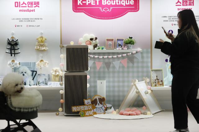 Khách tham quan đang tìm kiếm các thiết bị gia dụng dành cho thú cưng tại hội chợ K-Pet Fair Seoul 2023 được tổ chức tại Gangnam-gu Seoul Ảnh chụp vào sáng ngày 2432023 ẢnhYonhap News