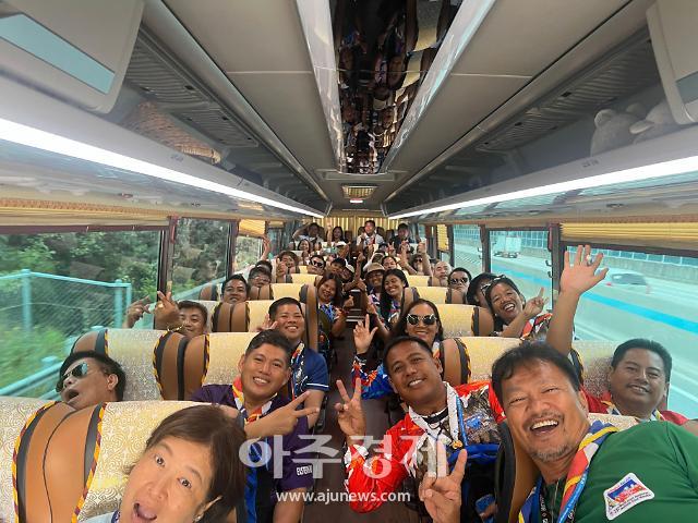 잼버리 대원필리핀들이 체험활동 참여를위해 버스로 이동하고 있다사진용인시