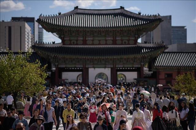 서울 경복궁을 찾은 관광객들 사진베트남통신사