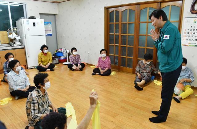 조현일 경산시장이 관내 경로당을 찾아 어르신들에게 태풍 상황을 설명하고 안전하게 지내줄것을 당부하며 어르신들의 안위를 묻고 있다사진경산시