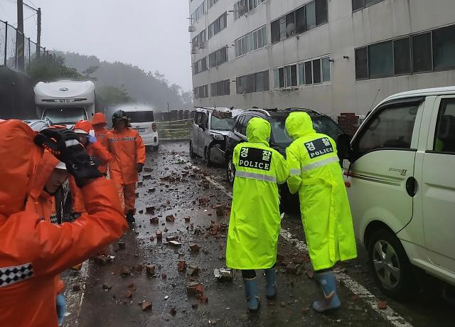 제6호 태풍 카눈이 상륙한 10일 경남 거제시 능포동 한 아파트 주차장에 떨어진 벽돌로 차량이 파손되면서 경찰과 소방당국이 수습에 나서고 있다 사진연합뉴스