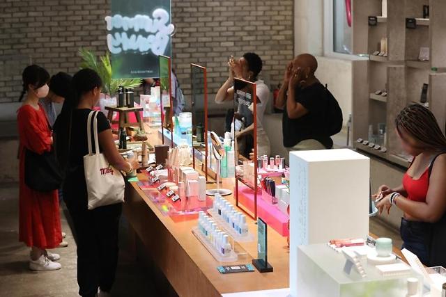 서울의 한 화장품 전시장을 찾은 외국인들이 제품을 테스트하는 모습 사진연합뉴스DB
