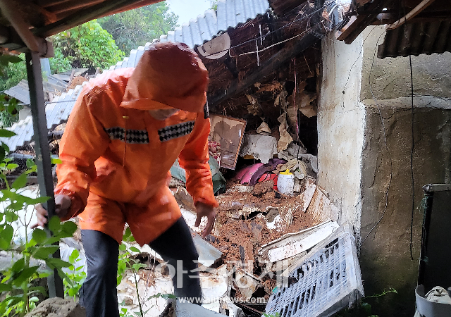 8월 10일 오 6시12분  함안군 칠원읍 시골집에서 무너짐 사고가 발생해 경남소방본부가 안전조치에 나서고 있다