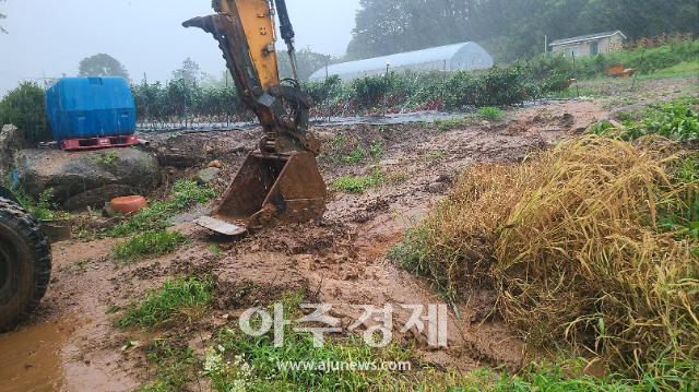 동해시 이로동 607-4 인근 경작지 토사유출에 대해 배수정비를 작업하고 있다사진동해시