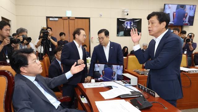 장제원 과방위원장 회의진행에 항의하는 조승래 민주당 간사 
    서울연합뉴스 하사헌 기자  이동관 방송통신위원회 위원장 후보자 인사청문회 실시계획서 채택의 건 등을 논의하기 위해 10일 오전 서울 여의도 국회에서 열린 과학기술정보방송통신위원회 전체회의에서 조승래 더불어민주당 간사가 장제원 위원장의 회의 진행에 항의하고 있다 2023810
    toadboyynacokr2023-08-10 112249
저작권자 ⓒ 1980-2023 ㈜연합뉴스 무단 전재 재배포 금지저작권자 ⓒ 1980-2023 ㈜연합뉴스 무단 전재 재배포 금지