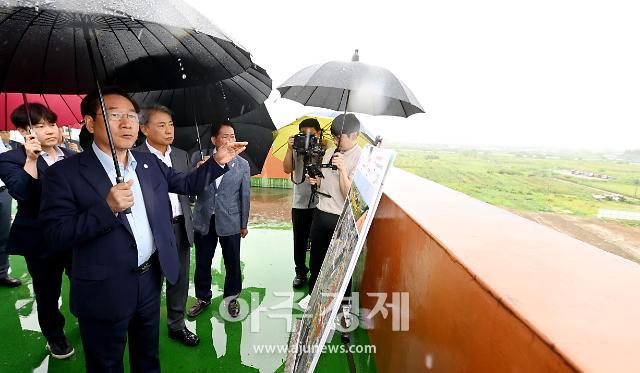 유정복 인천광역시장이 10일 계양구 동양중학교에서 계양 테크노밸리 현안관련 점검회의를 마친 뒤 부지를 살펴보고 있다 사진인천시