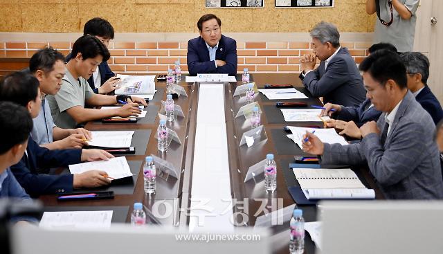 유정복 인천광역시장이 10일 계양구 동양중학교에서 계양 테크노밸리 현안관련 점검회의를 하고 있다 사진인천시