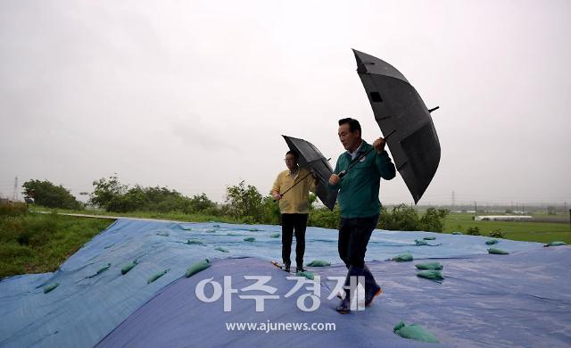 태풍 피해 취약지를 시찰 중인 백성현 시장사진논산시