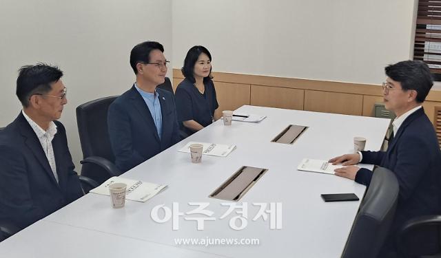 심덕섭 고창군수왼쪽 두 번째가 기획재정부 제2차관에게 군 주요현안에 대한 국가예산 반영을 건의하고 있다사진고창군