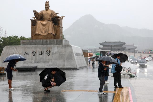 ‘카눈온다’
    서울연합뉴스 윤동진 기자  태풍 카눈이 북상 중인 10일 오후 서울 광화문 광장에서 시민들이 비바람을 맞으며 보행 신호를 기다리고 있다 2023810
    monynacokr2023-08-10 152754
저작권자 ⓒ 1980-2023 ㈜연합뉴스 무단 전재 재배포 금지저작권자 ⓒ 1980-2023 ㈜연합뉴스 무단 전재 재배포 금지