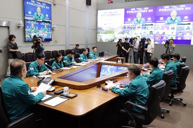 이상민 행정안전부 장관이 10일 서울시 종로구 정부서울청사 서울상황센터에서 태풍 대처 중앙재난안전대책본부 회의를 주재하고 있다 사진행안부