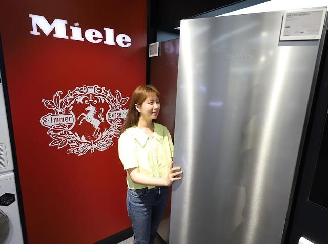 롯데하이마트가 오는 31일까지 독일 프리미엄 가전 브랜드 밀레Miele의 프리스탠딩 냉장고와 냉동고 행사 상품을 특별 행사가에 선보인다 사진롯데하이마트 