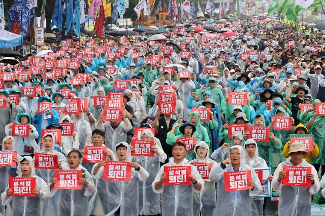 12일 오후 서울 광화문 앞 사직로에서 전국민주노동조합총연맹 조합원들이 815 전국 노동자 대회를 하고 있다 사진연합뉴스