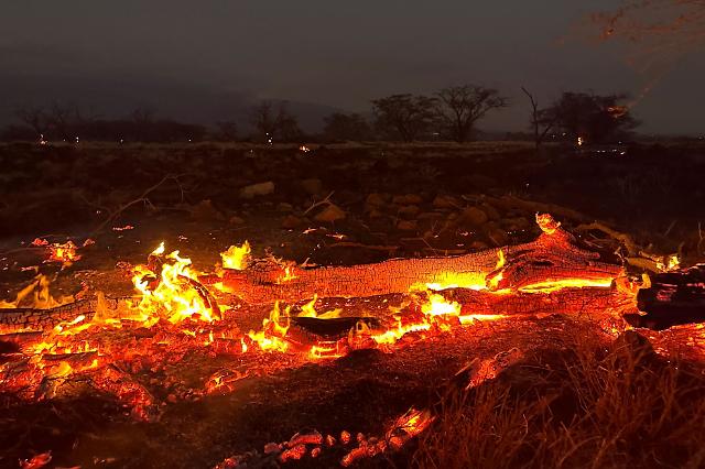 9일현지시간 미국 하와이주 마우이 카운티 키헤이에서 산불이 타오르고 있다 사진AP·연합뉴스
