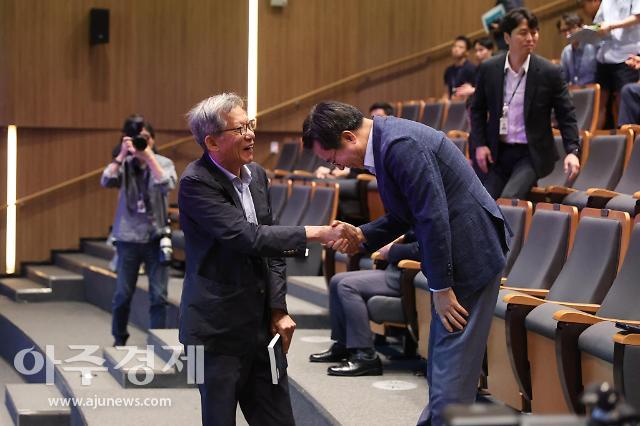 김동연 경기도지사가 유홍준 교수와 인사하고 있다 사진김동연 지사 페북 캡처