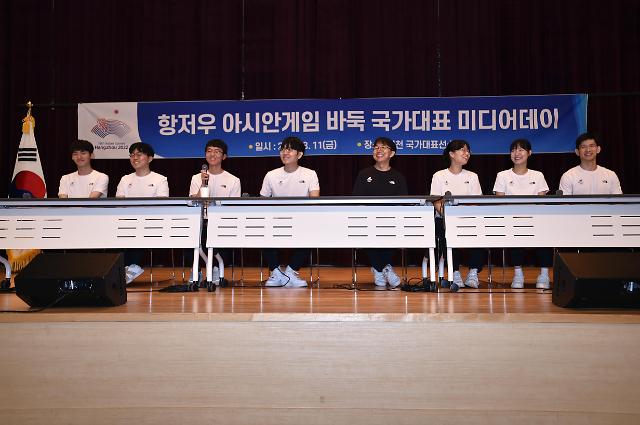 바둑 국가대표 기사들이 11일 충북 진천군 진천 선수촌에서 진행된 기자회견에서 답변하고 있다 사진한국기원