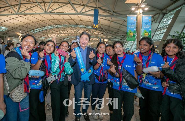 인천공항 제1여객터미널 출국장에서 인천국제공항공사 이학재 사장사진 가운데이 출국하는 잼버리 대원들에게 인천공항 기념품 및 여행용품 등을 기념품으로 전달한 후 잼버리 대원들과 기념촬영을 하고 있다 사진인천국제공항공사