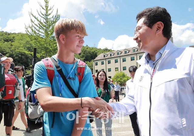 이상일 시장이 임시숙소인 명지대를 찾아 대원들과 인사를 나누고 있다사진용인시