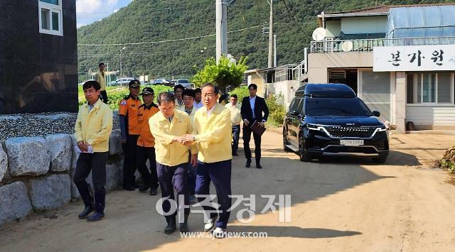 대구광역시 군위군은 제6호 태풍 카눈이 하천 제방 유실로 도로 농가 농경지 등이 물에 잠기는 등의 손해를 입은 군위군에 홍준표 대구시장이 방문해 지원을 약속했다 사진대구군위군