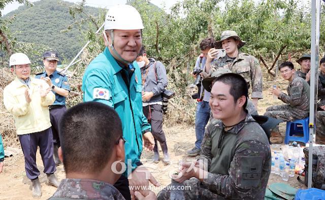 이상민 행정안전부 장관은 8월 13일 제6호 태풍 ‘카눈’으로 손해를 입은 대구시 군위군을 방문하여 피해를 복구 중인 군인을 격려했다 사진행정안전부 