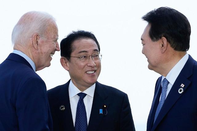 윤석열 대통령이 조 바이든 미국 대통령 기시다 후미오 일본 총리와 회담 전 인사를 나누고 있다 사진연합뉴스