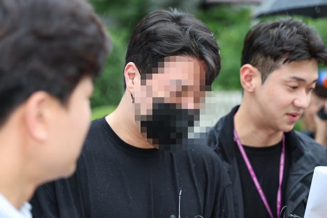 영장심사 마친 압구정 롤스로이스 약물운전 혐의 신모씨
    서울연합뉴스 신현우 기자  약물을 복용한 채 운전하다가 사고를 내 행인을 다치게 한 혐의를 받는 신모씨가 11일 서울 서초구 서울중앙지방법원에서 구속 전 피의자 심문영장실질심사을 마친 뒤 이동하고 있다 2023811 
    nowwegoynacokr2023-08-11 121135
저작권자 ⓒ 1980-2023 ㈜연합뉴스 무단 전재 재배포 금지저작권자 ⓒ 1980-2023 ㈜연합뉴스 무단 전재 재배포 금지