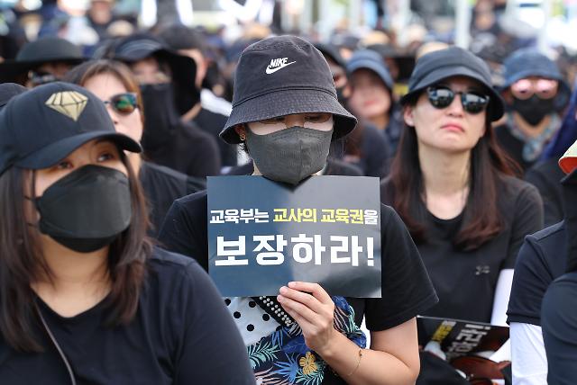 교사의 교육권을 보장하라
    세종연합뉴스 김주형 기자  공교육정상화교육주체연대 관계자들이 8일 오후 세종시 정부세종청사 교육부앞에서 공교육 정상화 촉구 집회를 열고 있다 202388
    kjhpressynacokr2023-08-08 152745
저작권자 ⓒ 1980-2023 ㈜연합뉴스 무단 전재 재배포 금지저작권자 ⓒ 1980-2023 ㈜연합뉴스 무단 전재 재배포 금지