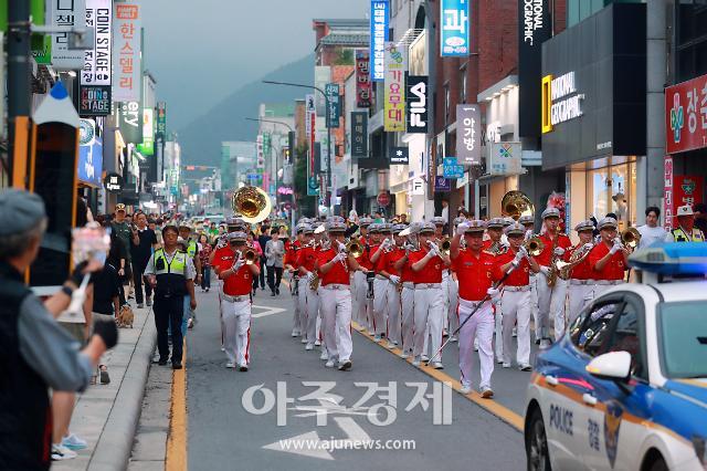 태백시에서 제47회 대한민국 관악 경연대회 및 관악대축제 개막식이 지난 12일 태백 문화광장에서 개최되고 있다사진태백시