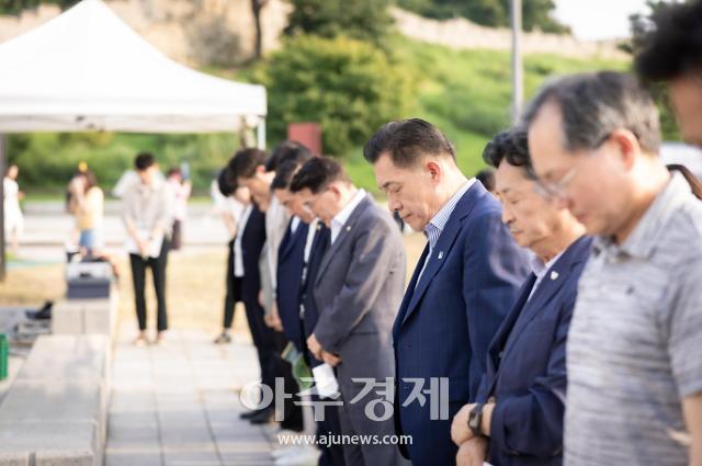 이재준 시장오른쪽 세 번째 등 참석자들이 묵념하고 있다 사진수원시