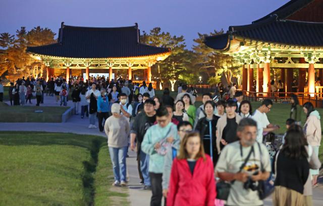Khách du lịch đến thăm các di tích lịch sử và địa điểm du lịch tiêu biểu tại thành phố Gyeongju ẢnhThành phố Gyeongju