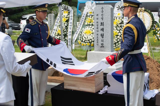 제78주년 광복절을 하루 앞둔 14일 서울 동작구 국립서울현충원 애국지사 묘역에서 거행된 독립운동가 최재형 선생과 최 엘레나 여사의 부부 합동안장식에서 국방부 의장대가 영현을 운구하고 있다 사진공동취재·연합뉴스