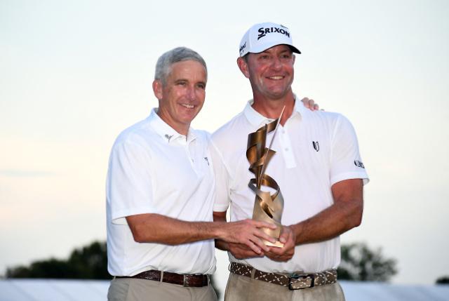 루카스 글로버오른쪽와 PGA 투어 제이 모너핸 커미셔너가 페덱스컵 1차전 세인트 주드 챔피언십 우승컵을 들고 있다 사진USA투데이·연합뉴스