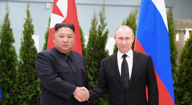  김정은 북한 국무위원장왼쪽과 블라디미르 푸틴 러시아 대통령 사진연합뉴스