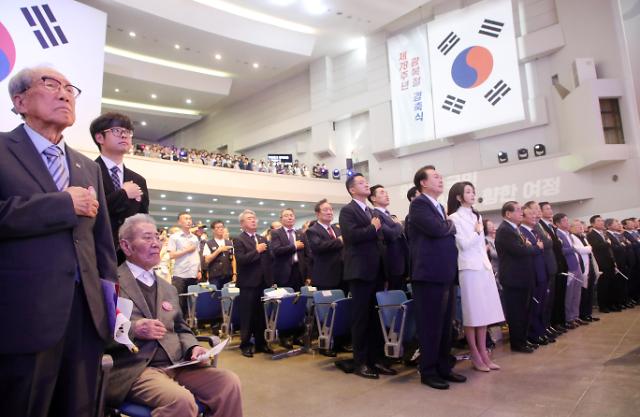 제78주년 광복절 경축식 국민의례
    서울연합뉴스 진성철 기자  윤석열 대통령과 김건희 여사 오성규왼쪽 두번째 김영관 애국지사왼쪽 등이 15일 서울 서대문구 이화여대 대강당에서 열린 제78주년 광복절 경축식에서 국기에 대한 경례를 하고 있다 2023815  대통령실통신사진기자단
    zjinynacokr2023-08-15 101748
저작권자 ⓒ 1980-2023 ㈜연합뉴스 무단 전재 재배포 금지저작권자 ⓒ 1980-2023 ㈜연합뉴스 무단 전재 재배포 금지