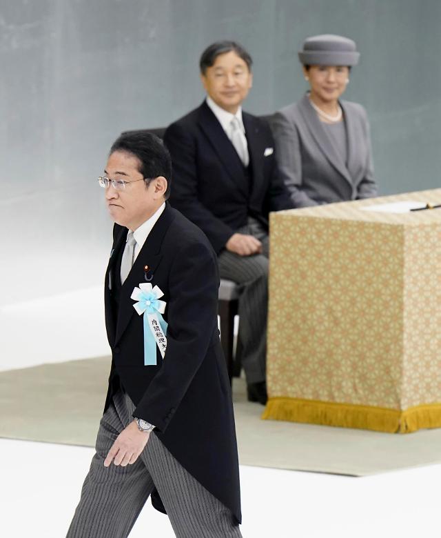 기시다 후미오 일본 총리좌와 나루히토 일왕 내외사진AP연합뉴스