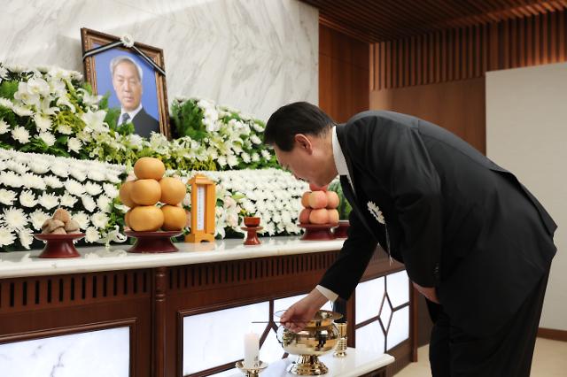 부친 빈소에서 향 피우는 윤석열 대통령
    서울연합뉴스 진성철 기자  윤석열 대통령이 15일 오후 서울 서대문구 신촌세브란스병원 장례식장에 마련된 부친 윤기중 연세대 명예교수의 빈소에서 조문을 받기에 앞서 향을 피우고 있다 2023815 대통령실 제공 재판매 및 DB 금지
    zjinynacokr2023-08-15 193846
저작권자 ⓒ 1980-2023 ㈜연합뉴스 무단 전재 재배포 금지저작권자 ⓒ 1980-2023 ㈜연합뉴스 무단 전재 재배포 금지