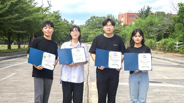 대구대 컴퓨터정보공학부 학생 우수 논문상 수상 기념촬영 모습
왼쪽부터 최민재 학생 김진경 학생 이현우 학생 박은영 학생 순사진대구대학교